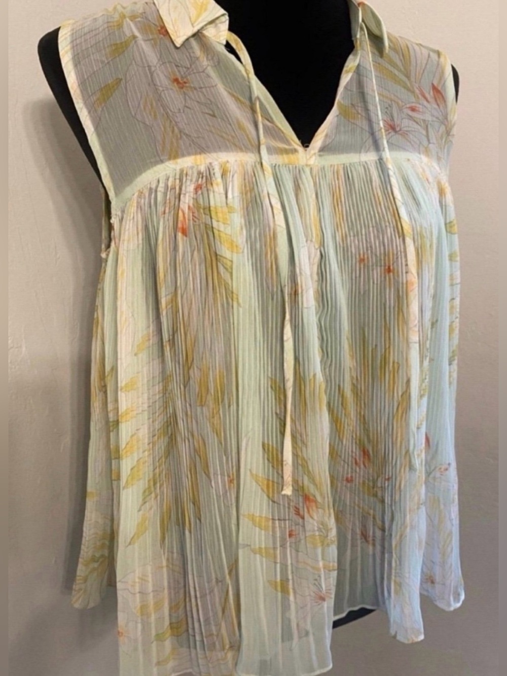 Women’s Sleeveless Pleated Floral Blouse - Pale Mint (Size M)